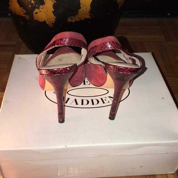 Burgundy heels - Picture 4 of 5